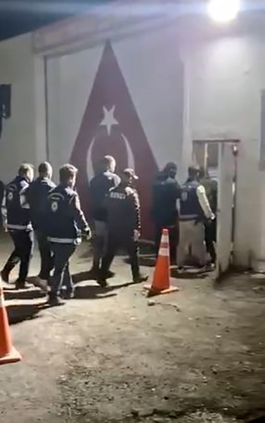 Yurt dışına kaçmaya çalışan 3 firari hükümlü tırda yakalandı