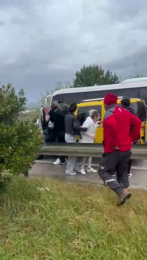 Kaza sonrası sürücülerin tekme tokat kavgası kamerada