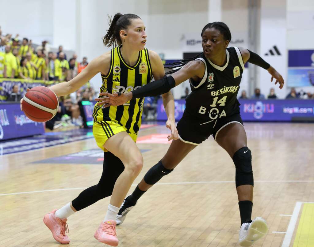 Fenerbahçe Opet, yarı final serisinde 1-0 öne geçti