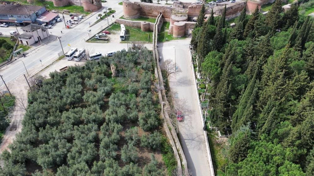 Bursa’da turistler, Osmanlı Dönemi’ne ait mezar taşı buldu