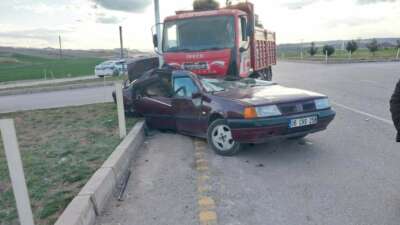 Kamyonla çarpışan otomobil hurdaya döndü: 1’i ağır 3 yaralı