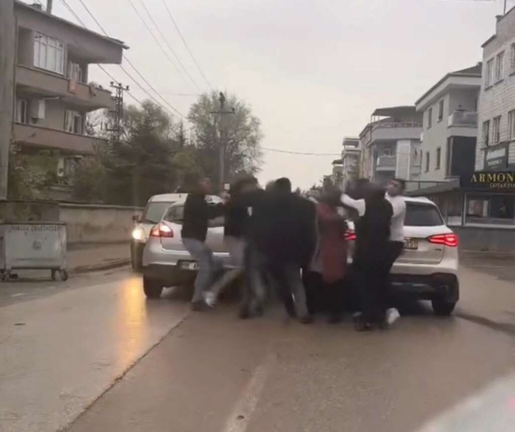Bursa’da yol verme kavgası: Şoförler ve yolcular birbirine girdi