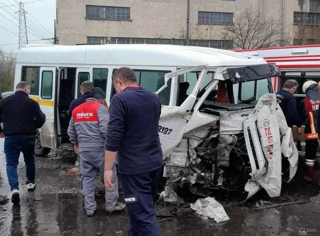 İşçi servisi tıra çarptı: 9 yaralı