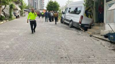 Okul servisi ile otomobil çarpıştı: 9’u öğrenci 11 yaralı