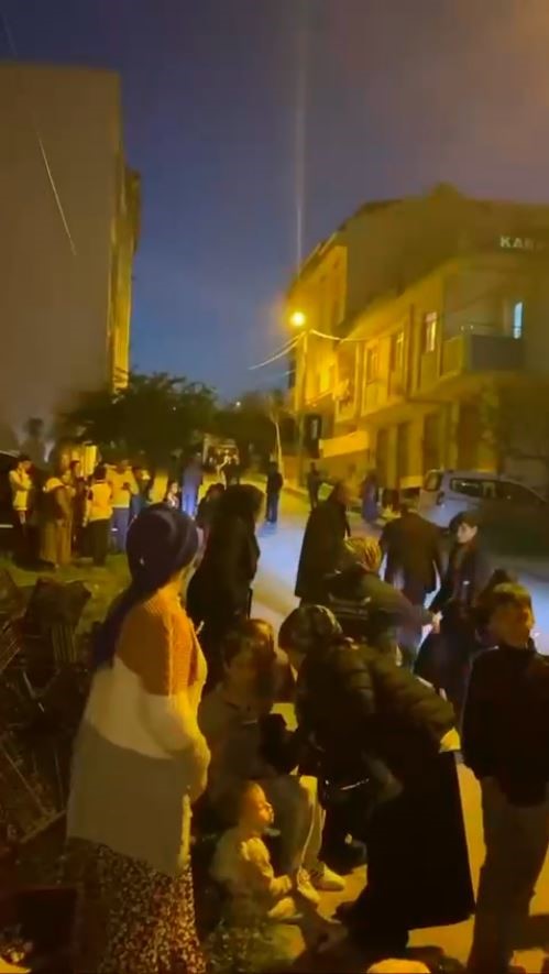 İstanbul’da 4,3 büyüklüğünde deprem: Vatandaşlar sokağa döküldü