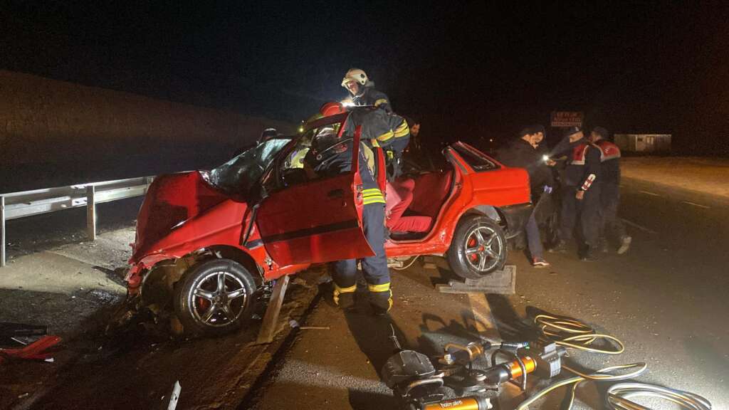 Bariyerlere giren otomobil, iki kişiye mezar oldu