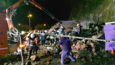Akaryakıt istasyonunda heyelan: 2’si çocuk 3 kişi enkaz altında