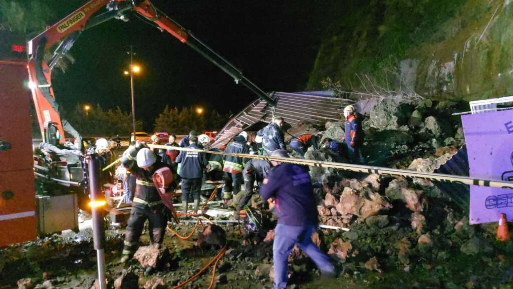 Akaryakıt istasyonunda heyelan: 2’si çocuk 3 kişi enkaz altında