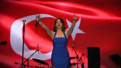 Bursa’da 23 Nisan kutlamaları Ecem Boyacı konseri ile taçlandı