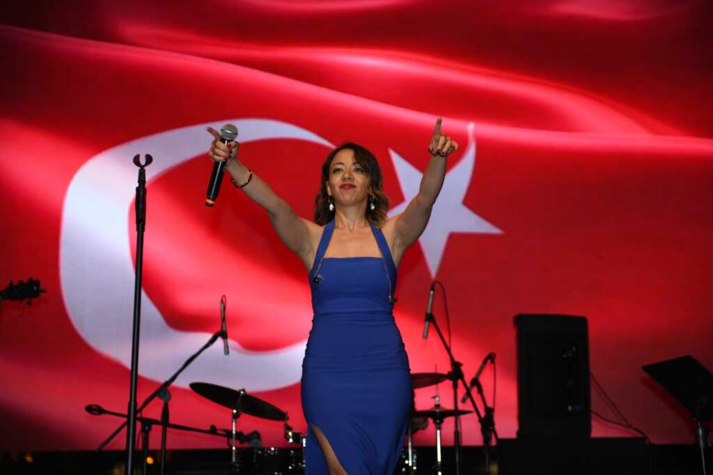 Bursa’da 23 Nisan kutlamaları Ecem Boyacı konseri ile taçlandı
