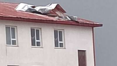 Hakkari’de şiddetli fırtına yıkıp geçti