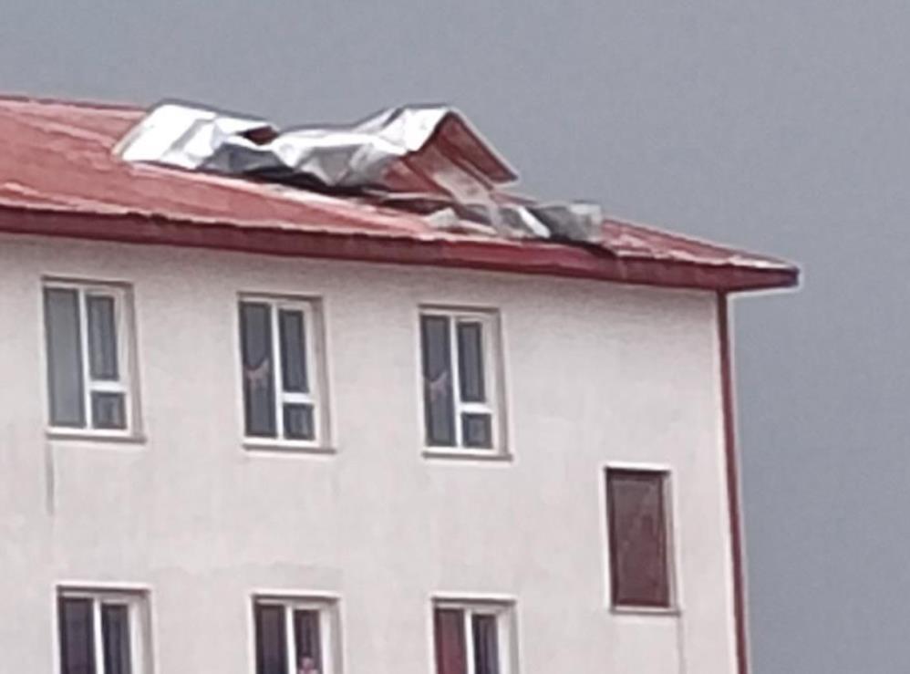 Hakkari’de şiddetli fırtına yıkıp geçti