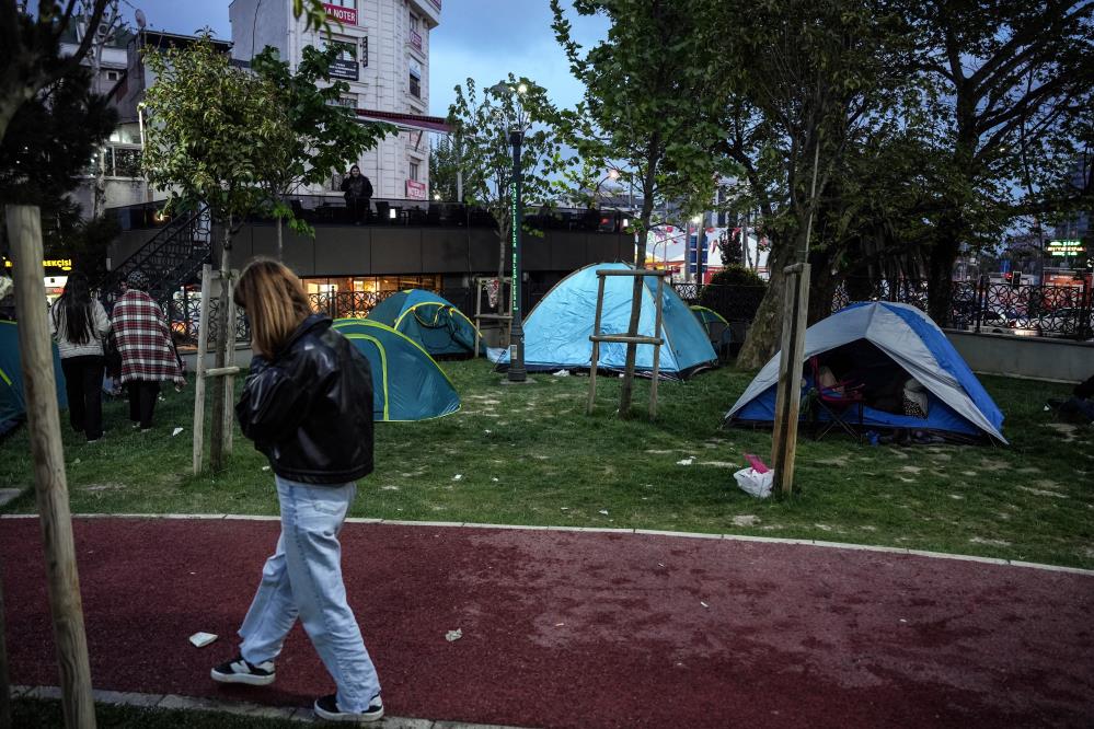 İstanbullular geceyi parkta kurdukları çadırlarda geçiriyor