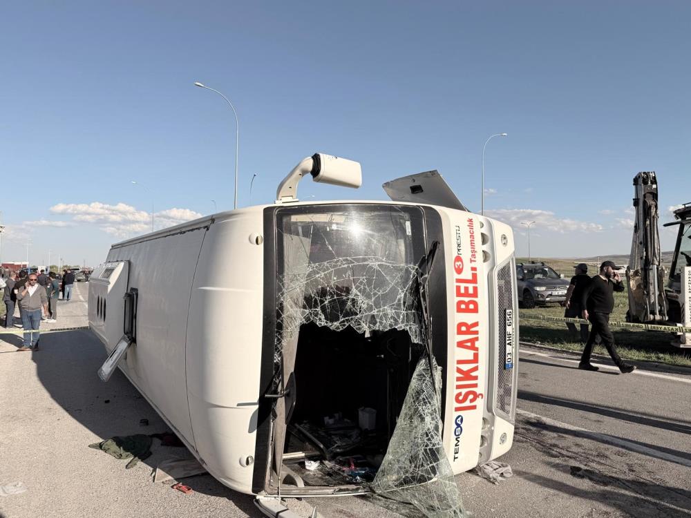 İşçi servisi ile otomobil çarpıştı