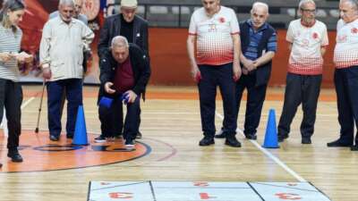 Yaşlı sporcular birbiriyle yarıştı