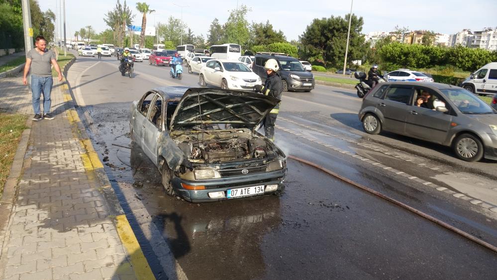 Otomobil alev alev yandı