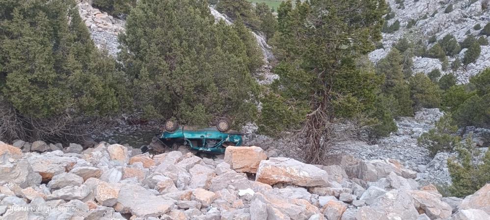 Otomobil dağ yolunda uçuruma yuvarlandı