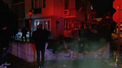 Bursa’da otomobil sitenin bahçesine uçtu: 3 yaralı