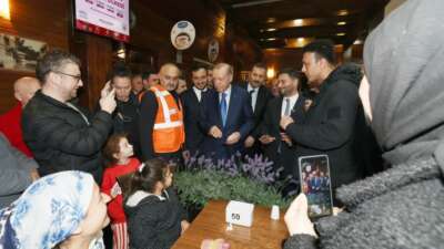 Erdoğan’dan geceyi dışarda geçiren vatandaşları ziyaret