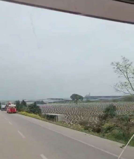 Bursa’da kontrolden çıkan TIR tarlaya uçtu