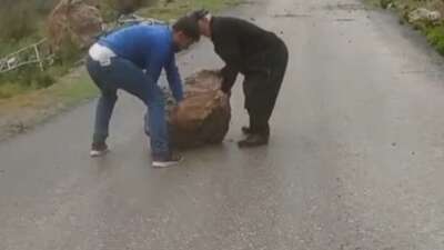 Yağmur sonrası yola kayalar düştü