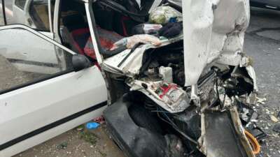 Tırın dorsesine çarpan otomobildeki çift ağır yaralandı