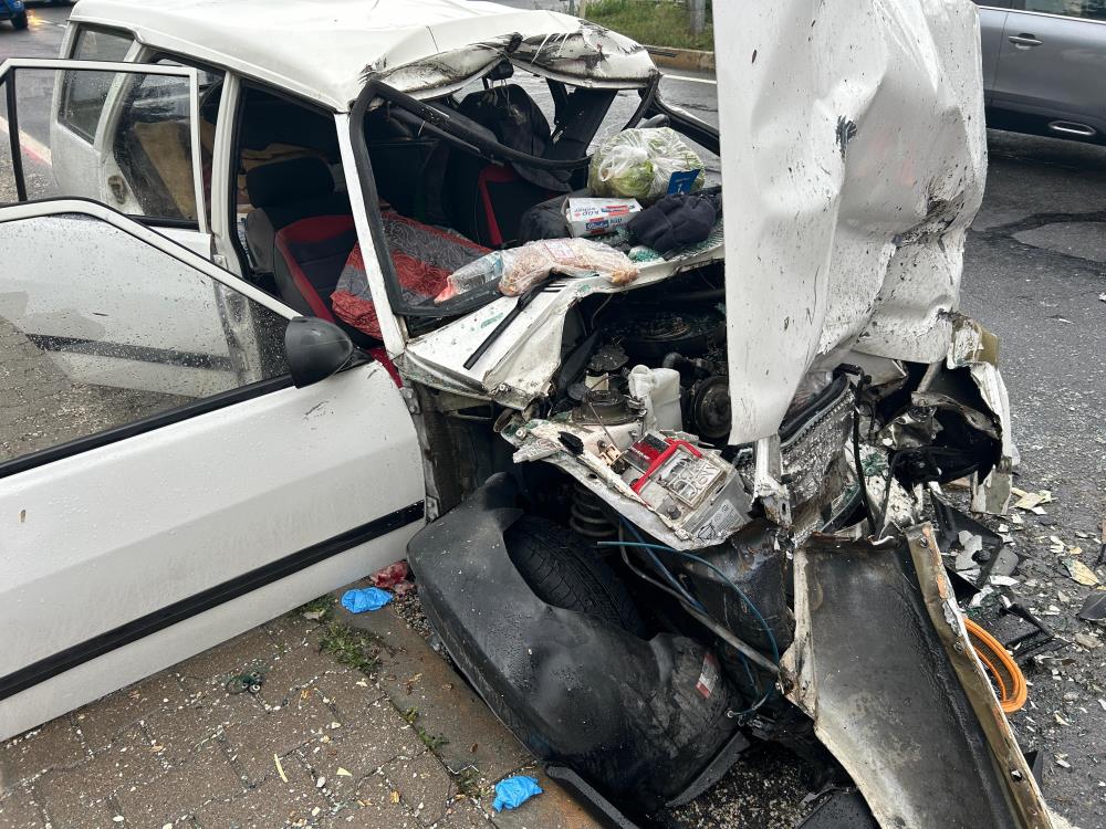 Tırın dorsesine çarpan otomobildeki çift ağır yaralandı