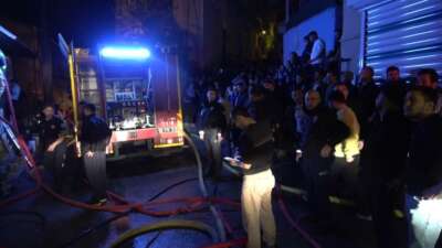 Bursa’da alevler geceyi aydınlattı… 2 katlı evde çıkan yangın, bitişiğindeki 2 eve daha sıçradı