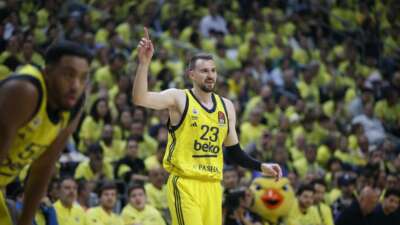 Fenerbahçe, play-off serisinde öne geçti