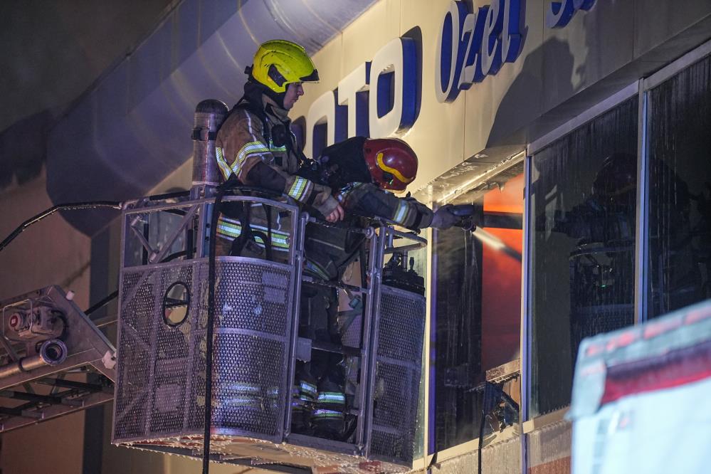 Bursa’da oto tamir ve yedek parça dükkanı alevlere teslim oldu