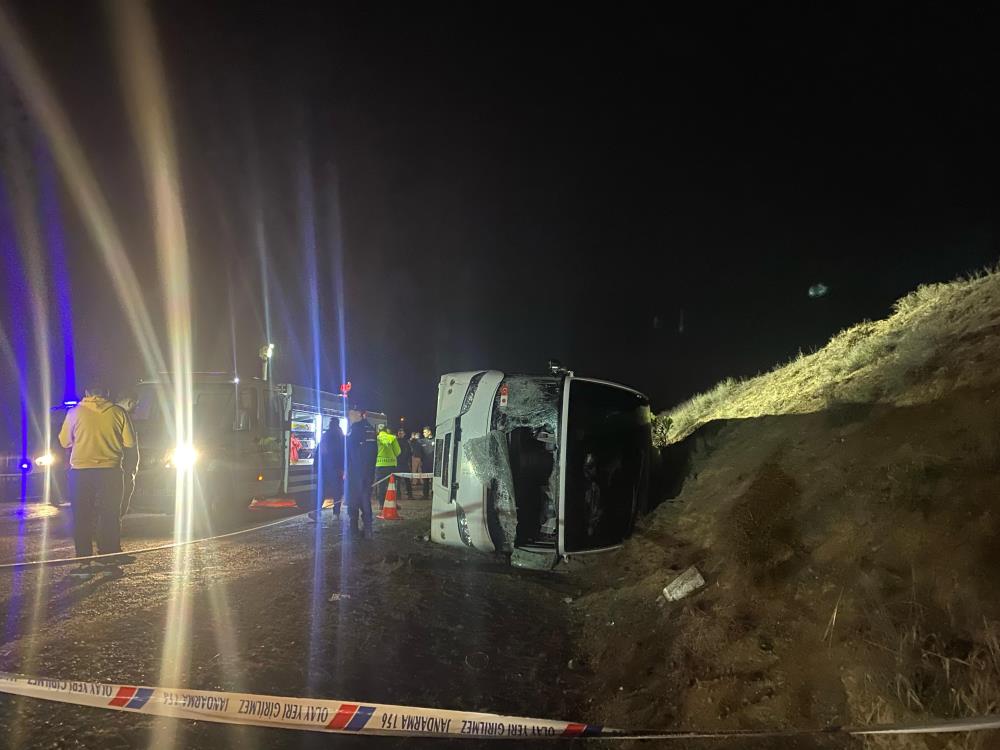 Fabrika işçilerini taşıyan otobüs şarampole devrildiği