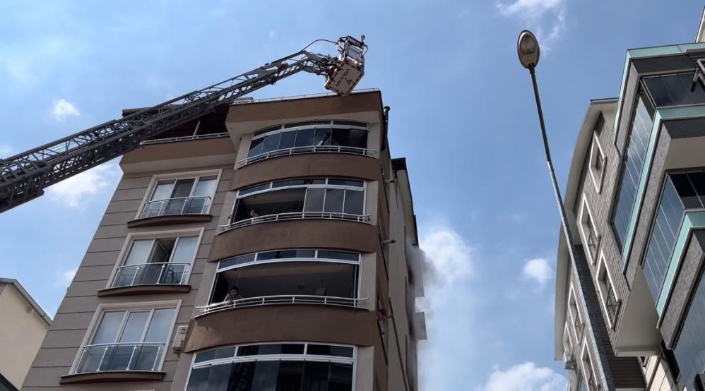 Bursa’da panik dolu anlar! 5 katlı binada yangın