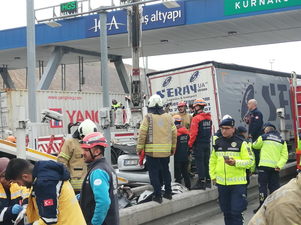 Otomobil TIR’ın altına girdi! 4 kişi hayatını kaybetti