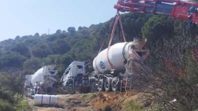 Bursa’da beton mikseri yan yattı, sürücü ağır yaralandı