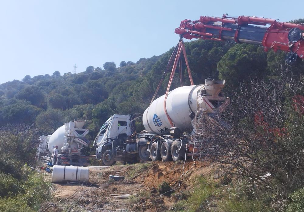 Bursa’da beton mikseri yan yattı, sürücü ağır yaralandı
