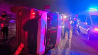 İzmir’de kontrolden çıkan minibüs takla attı: 1 ölü, 10 yaralı