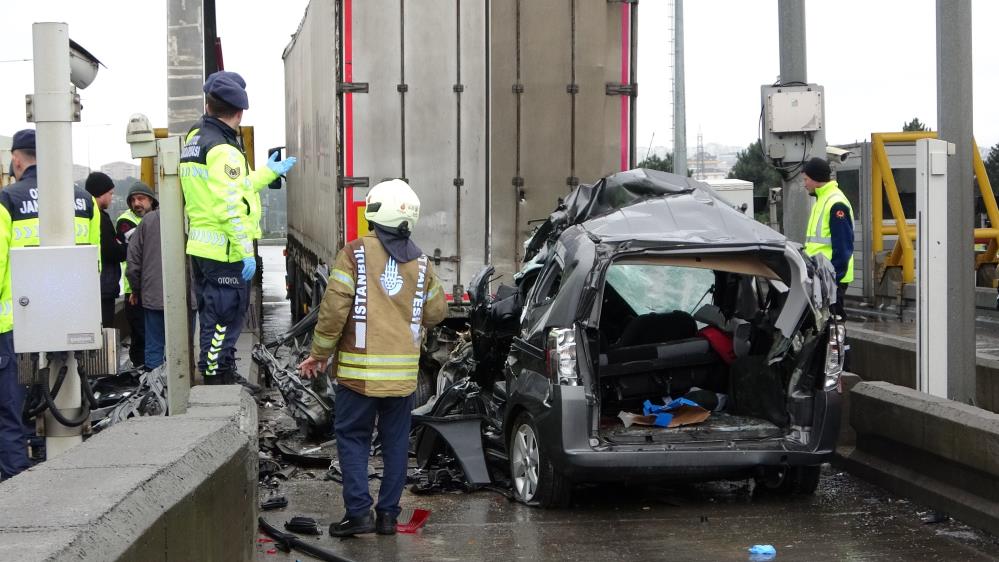 Kuzey Marmara’daki gişelerde otomobil TIR’a çarptı