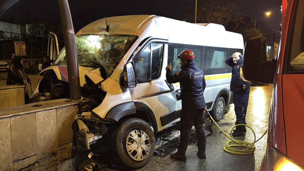 Bursa’da feci kaza! Servis minibüsü alt geçidin duvarına çarptı