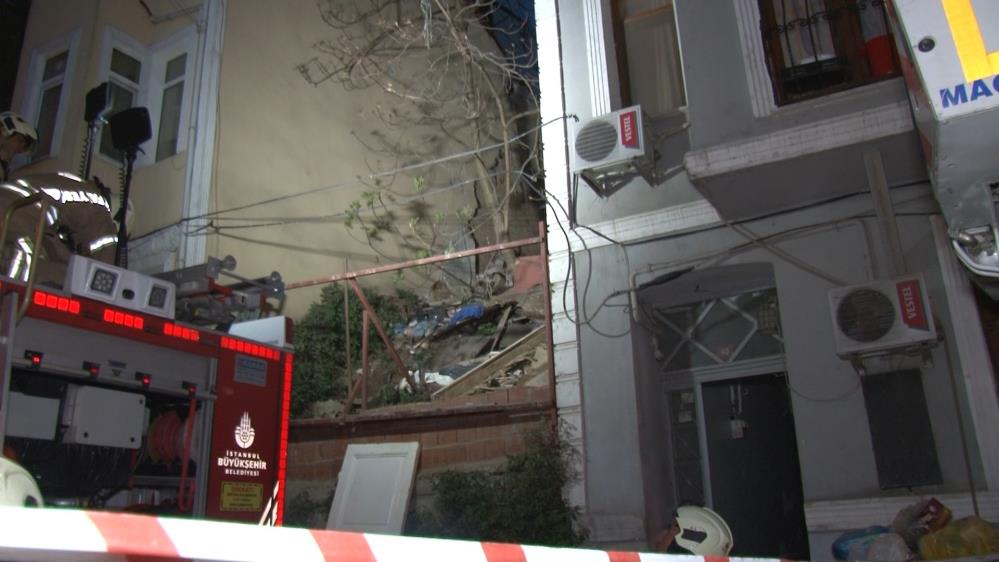 2 katlı binada meydana gelen kısmi çökme korkuttu