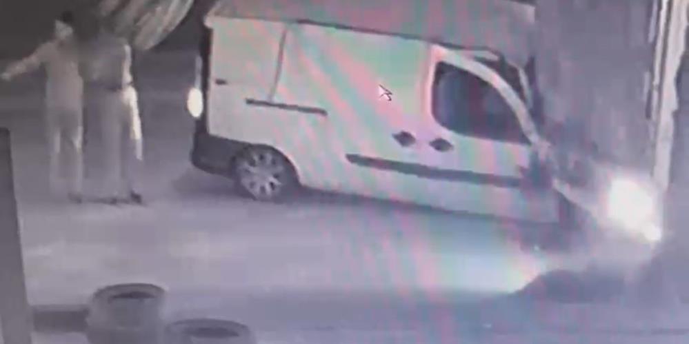 Bursa’da feci kaza! Tırın altına giren araçtan kendi imkanlarıyla böyle çıktı