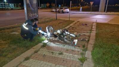 Otomobile çarpan motosiklet 15 metre ileriye savruldu: 1 ölü, 1 yaralı