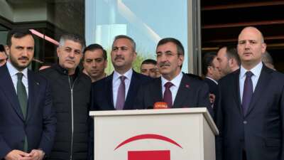 Cevdet Yılmaz, Sırrı Süreyya Önder’i ziyaret etmek için hastaneye geldi