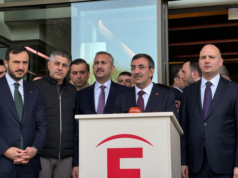 Cevdet Yılmaz, Sırrı Süreyya Önder’i ziyaret etmek için hastaneye geldi