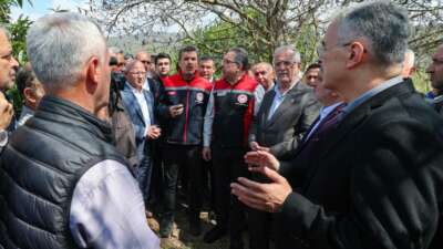 Ak Parti İl Başkanı Davut Gürkan, don mağduru çiftçinin yanında