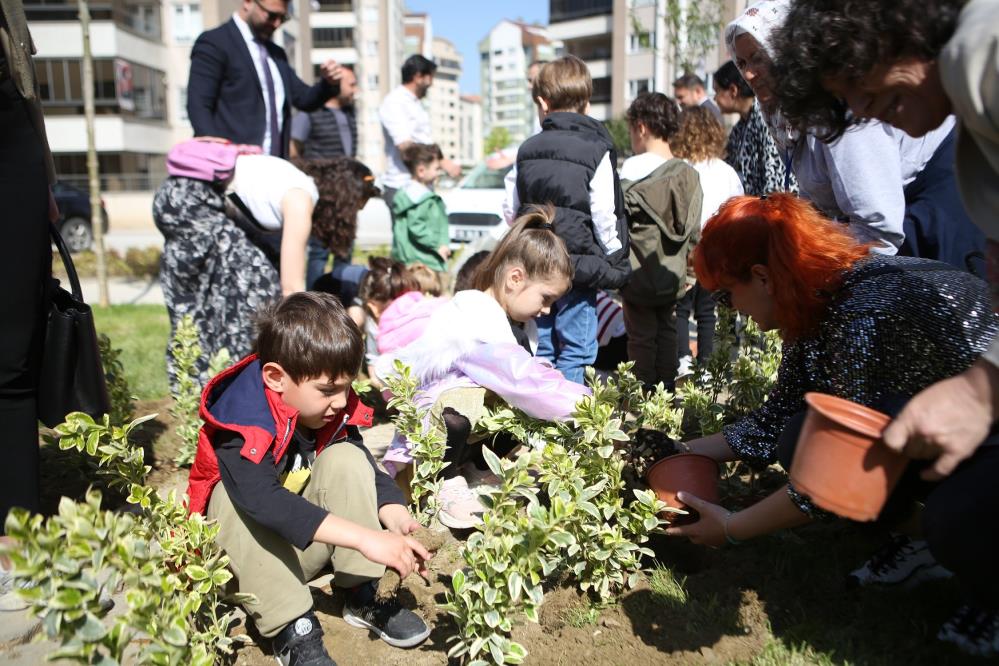 Bursa’da yeni parkın bitkilerini minikler dikti