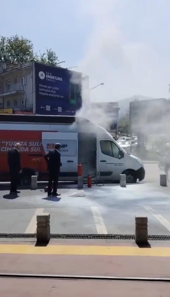 Bursa’da CHP seçim aracı alev alev yandı