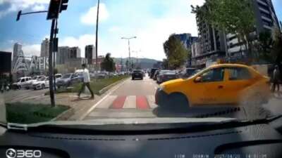 Bursa’da yolu uzatmak istemeyen taksi, yaya geçidini kullandı