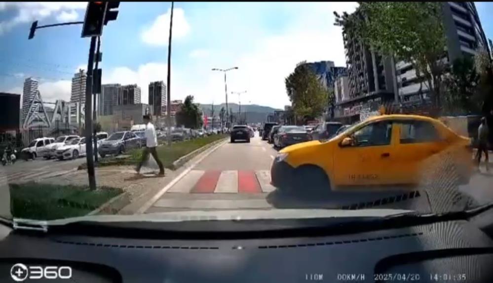 Bursa’da yolu uzatmak istemeyen taksi, yaya geçidini kullandı