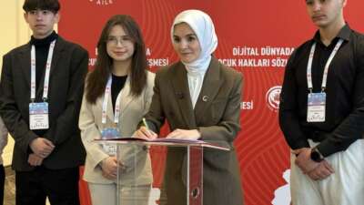 Bakan Göktaş, “Dijital Dünyada Çocuk Hakları Sözleşmesi”nin ilk imzasını attı