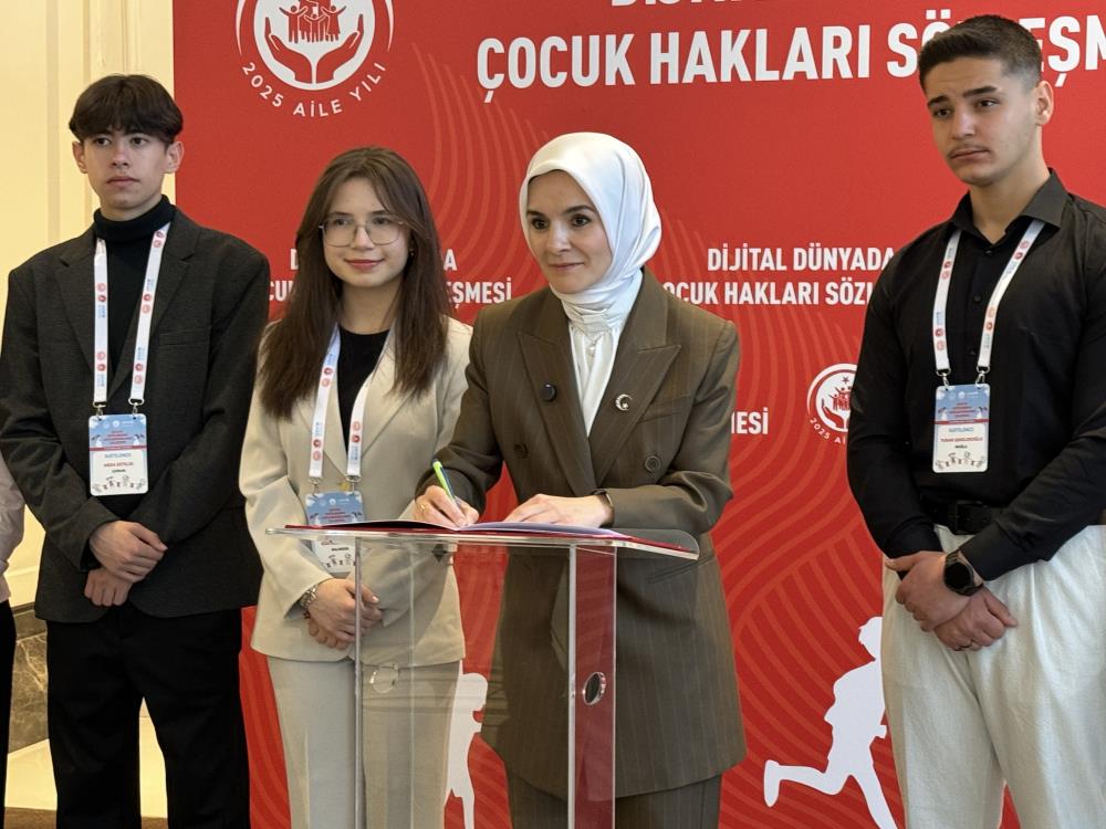 Bakan Göktaş, “Dijital Dünyada Çocuk Hakları Sözleşmesi”nin ilk imzasını attı